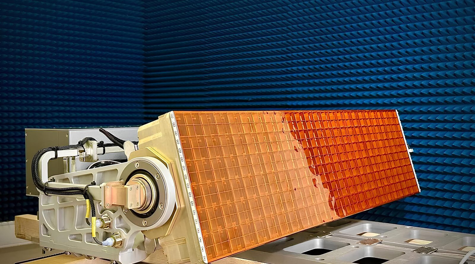 Интернет в самолёте: новая спутниковая антенна «Эфир-600» 1 Антенна в безэховой камере для тестирования, солнечная панель оранжевого цвета.