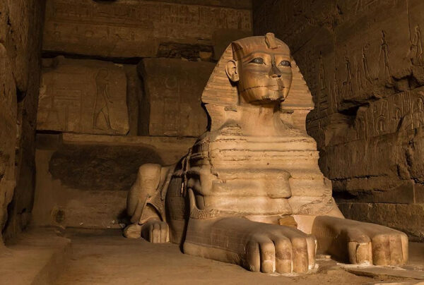 Сфинкс в тёмном храме Луксора, Египет. Древнеегипетская статуя внутри храма.