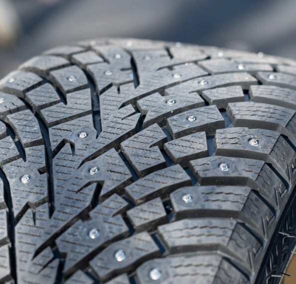 Шина с шипами для зимнего вождения, крупный план протектора.
