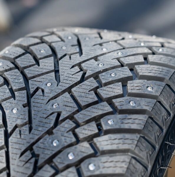 Шина с шипами для зимнего вождения, крупный план протектора.