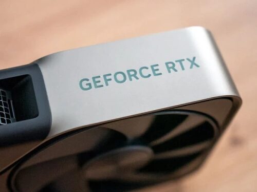 Видеокарта GeForce RTX: современный дизайн корпуса, крупный текст логотипа.
