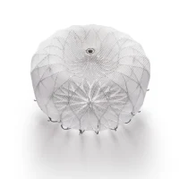 Белый парашют на белом фоне, вид сверху. Современный дизайн, прочные нити и центр крепления.