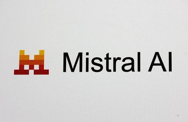 Логотип компании Mistral AI с пиксельным узором на белом фоне.