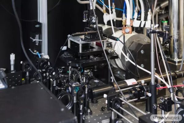 Управление светом в тысячи раз быстрее: новая разработка ИТМО может ускорить вычисления ИИ 1 Лабораторное оборудование с оптическими устройствами и проводами.