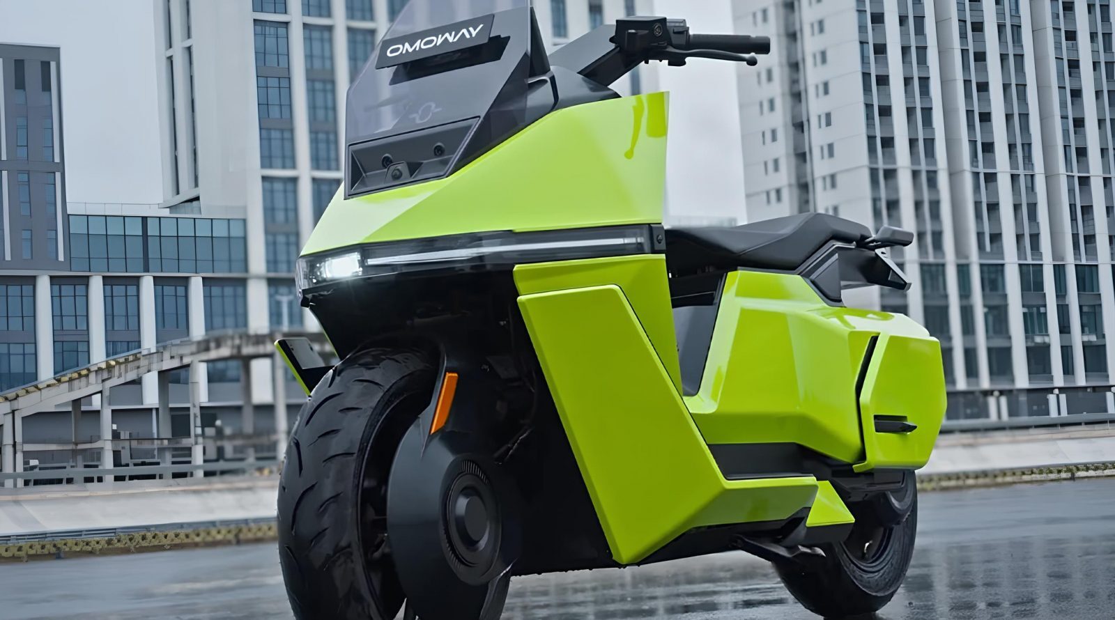 «Умный» скутер OMO X с ИИ и автопарковкой 1 Ярко-зелёный электромотоцикл на фоне современных зданий.