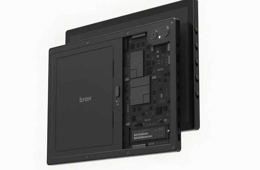Черный передний панельный компьютер Brax с открытым корпусом и видимой электроникой.