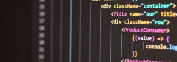 Экран с фрагментами HTML-кода, программирование веб-сайта, темная тема.