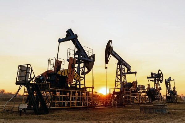 Нефтяные вышки на закате: индустриальные пейзажи, добыча нефти.