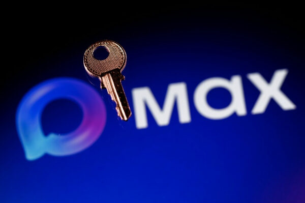 Ключ и логотип с надписью "max" на синем фоне.