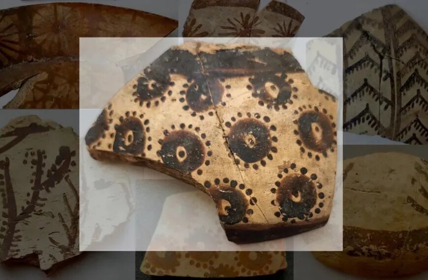 Фрагменты древней керамики с геометрическими узорами и орнаментом.