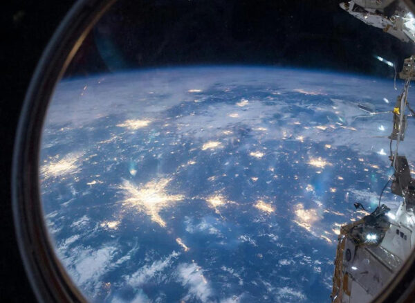 Астронавт на МКС утратил способность говорить. Подробности загадочного инцидента 1 Вид на Землю из космоса с огнями городов, фото через окно МКС.