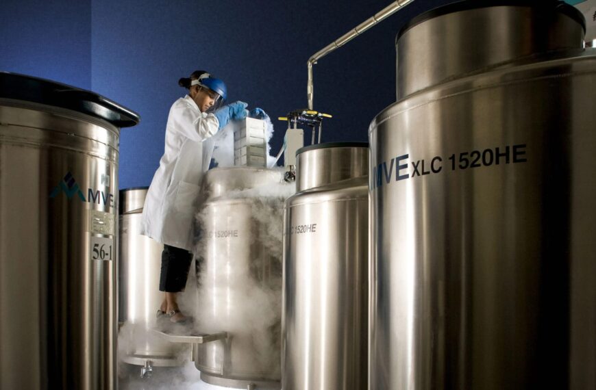 Лаборант работает с криогенными баками в лаборатории.