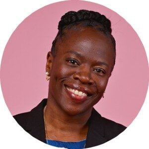 Чьи этические нормы регулируют исследования в области глобального здравоохранения? 2 Крупный план человека в деловом костюме на розовом фоне, заплетенные волосы в пучок.