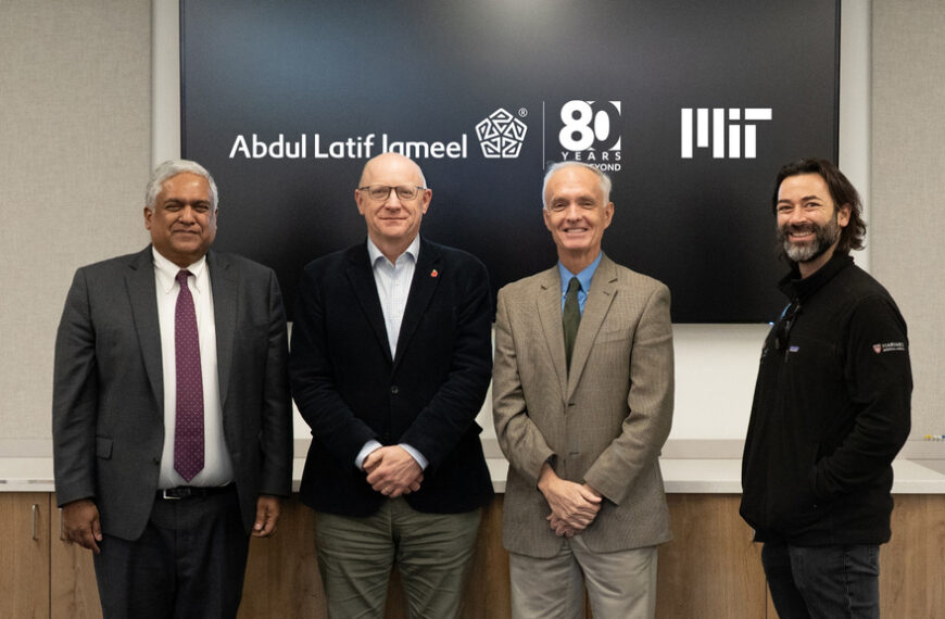 Четыре человека перед логотипами MIT и Abdul Latif Jameel на фоне офисной стены.