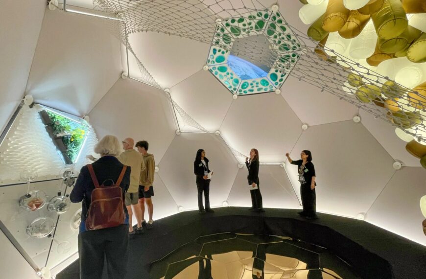 Люди внутри футуристического купола с сеткой, архитектурное пространство с зеркальной поверхностью.