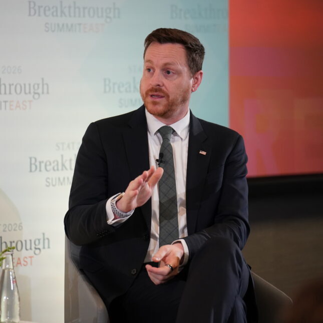 STAT+: Директор программы Medicare при администрации Трампа пытается обуздать ожидания от TrumpRx 2 Мужчина в костюме на конференции "Breakthrough Summit East", жест рукой.