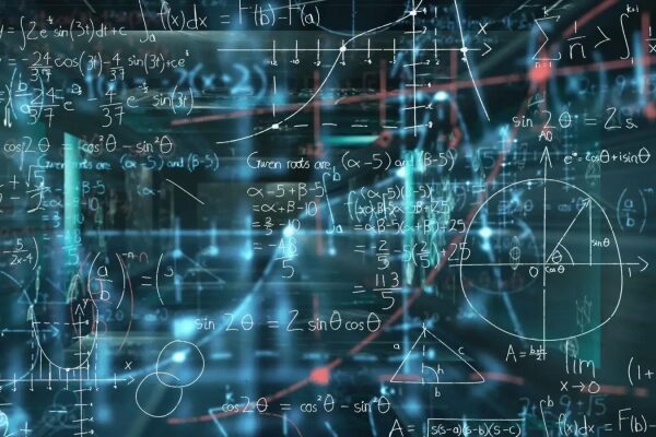 Формулы и графики, математические вычисления, цифровая визуализация на фоне компьютерных серверов.