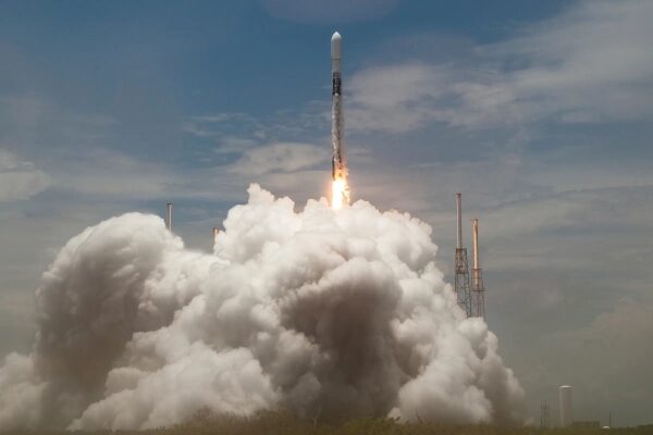 Запуск ракеты в небо с облаками дыма, космическая миссия, старт площадки.