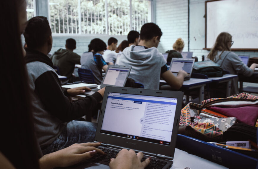 Студенты с ноутбуками в классе на занятии, обучаются онлайн.