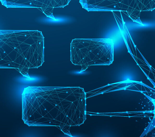 Цифровые абстрактные облака речи на темно-синем фоне с сеткой и светящимися линиями.