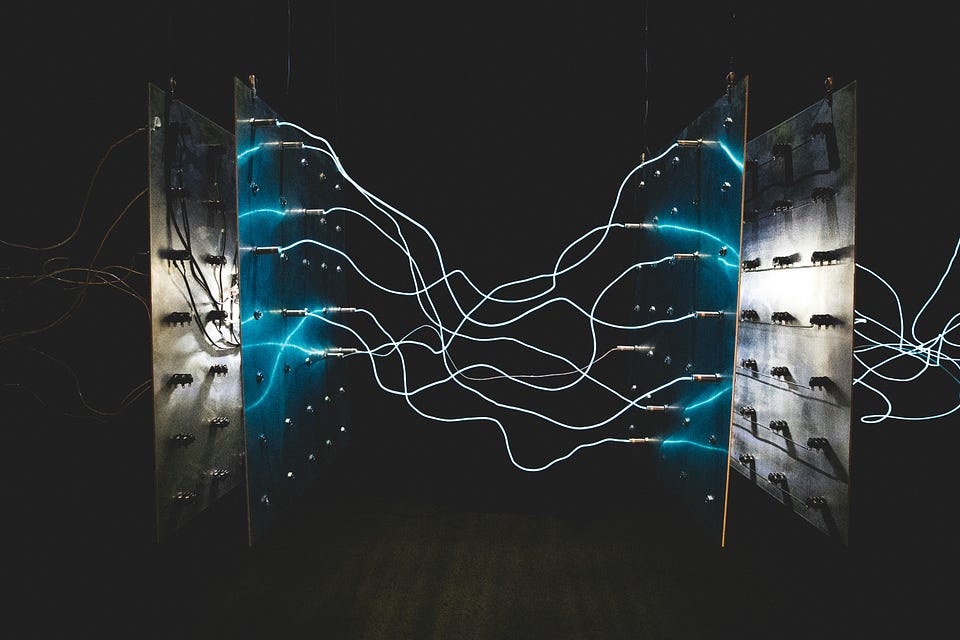 Электрические кабели и световые эффекты между панелями в темном помещении.