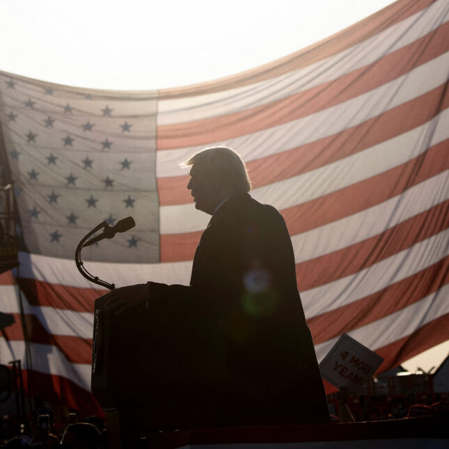 STAT+: Компании, предоставляющие услуги по управлению счетами медицинских сбережений (HSA), сорвали большой куш благодаря налоговому законопроекту Трампа. Они лоббируют дальнейшее увеличение этих сбережений. 3 Политик за трибуной на фоне большого американского флага на митинге.