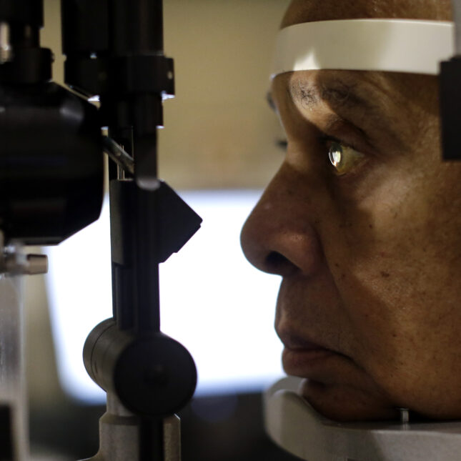 Офтальмологическое оборудование для проверки зрения в кабинете врача, профессиональная оптика.