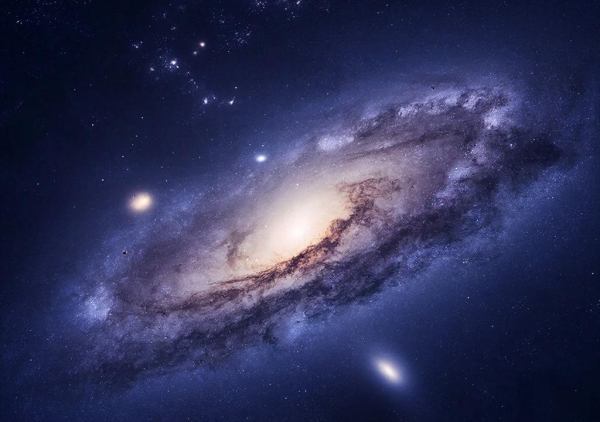 Галактика Андромеда в космосе, спиральная структура, звезды и туманность на фоне.