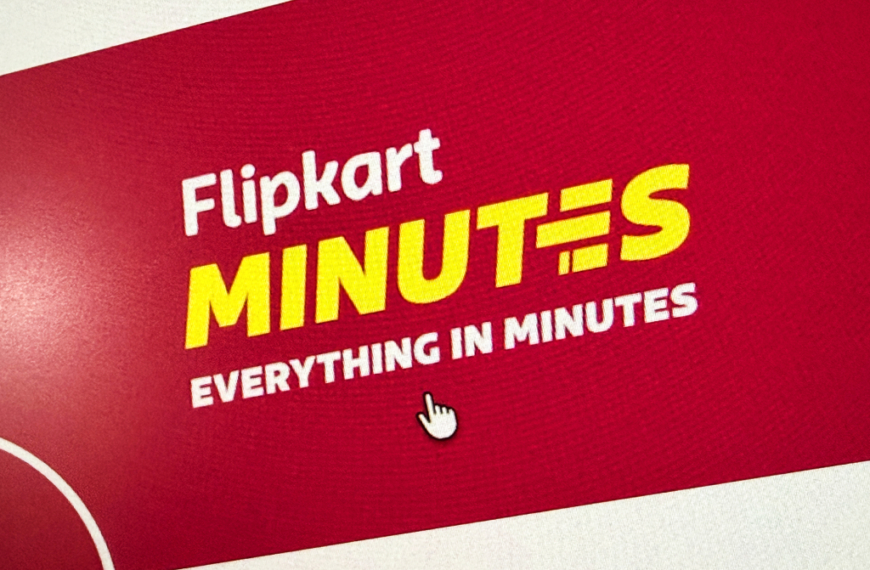 Надпись "Flipkart Minutes" на красном фоне, доставка товаров за минуты.