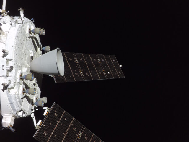 Космический корабль с солнечными панелями на фоне космоса.