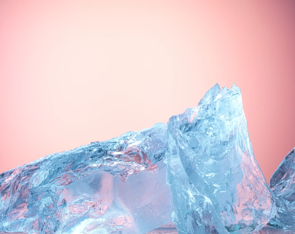 Ледяной кристалл на розовом фоне, крупный план.