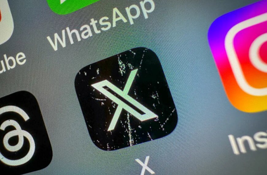 Иконки приложений WhatsApp, X, Instagram на экране смартфона.