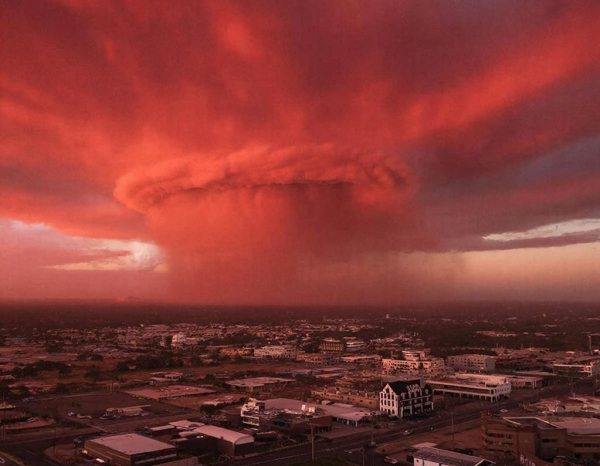 Грозовое красное облако над городом на закате, виды со зданий.