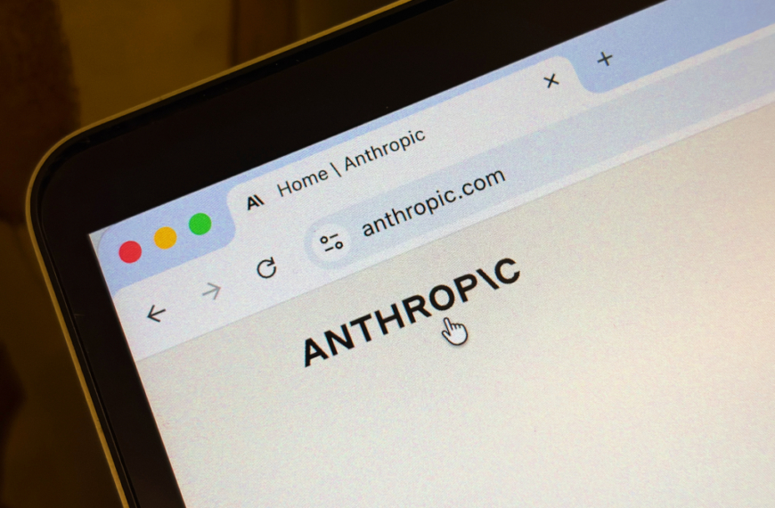 Сайт Anthropic.com открыт в браузере на экране ноутбука. Показано название страницы.