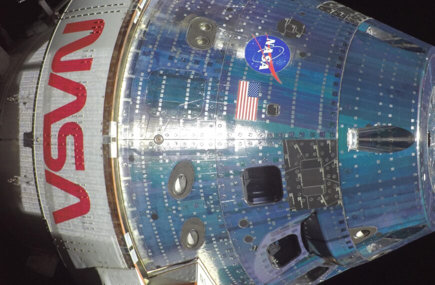 Космический корабль NASA с эмблемой и флагом США на фоне космоса.