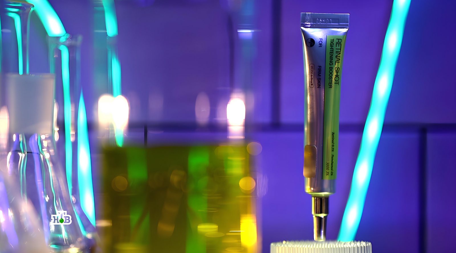 Сыворотка Reviva Shot в лаборатории, яркие зелёные и фиолетовые оттенки.