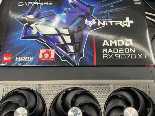 Видеокарта Sapphire Nitro+ AMD Radeon RX 9070 XT, вид на упаковку и кулеры.