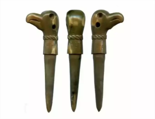 Три древних бронзовых наконечника, украшенных головами животных.