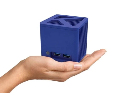 Компактный синий компьютерный куб на ладони для инновационных технологий.