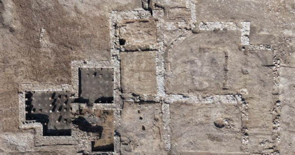 Археологические раскопки: вид сверху каменных руин древнего сооружения.