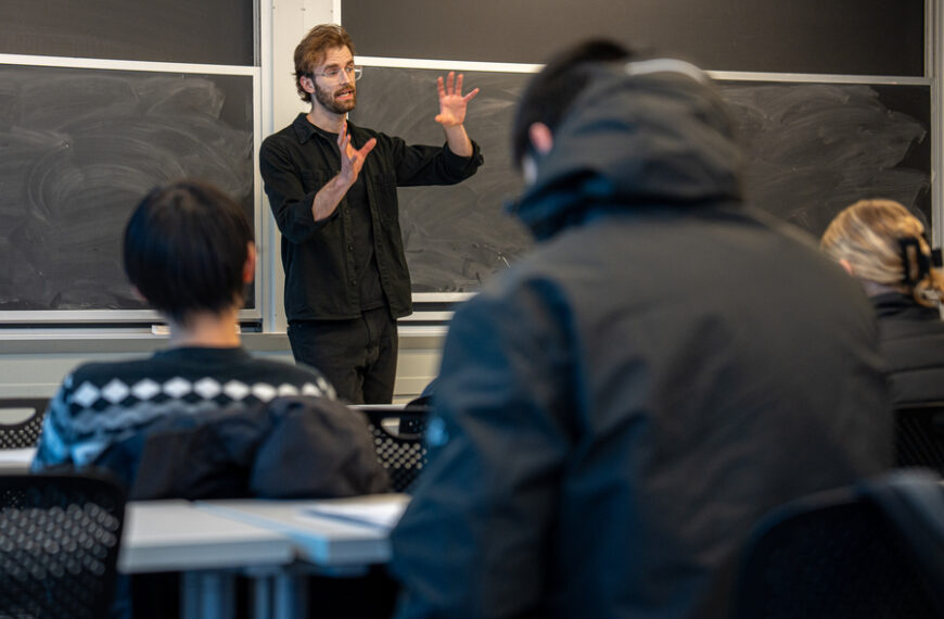 Лектор объясняет материал студентам в университете, классная аудитория.