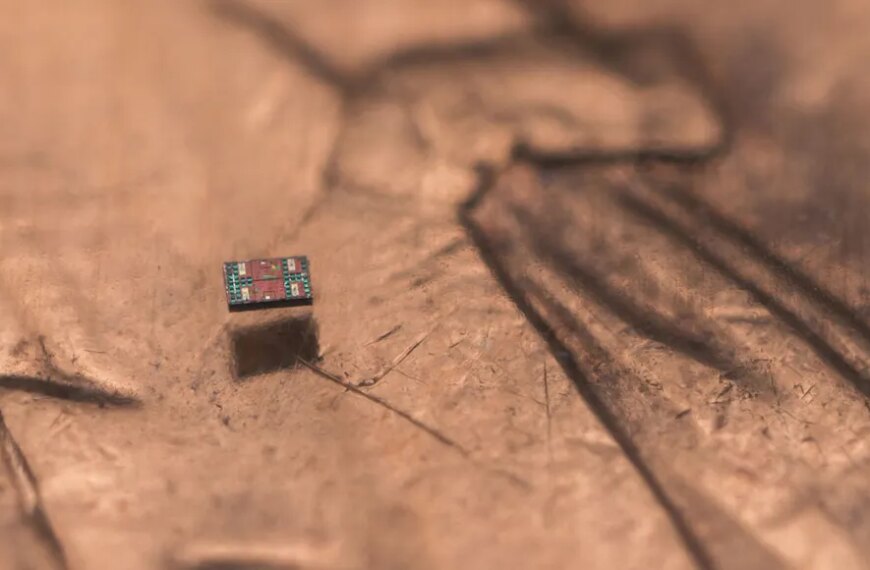 Крошечный микрочип на фоне монеты, демонстрирующий миниатюризацию технологий.