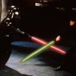 Два персонажа сражаются световыми мечами на темном фоне сцены из фильма.