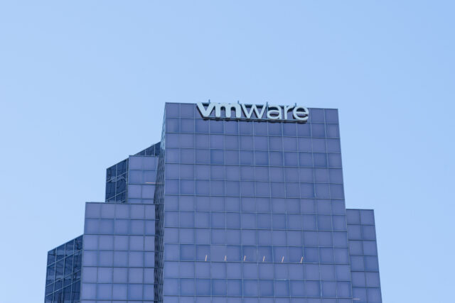 Офисное здание VMware с логотипом на фоне чистого неба.