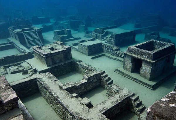Подводный древний город с руинами и лестницами на морском дне.
