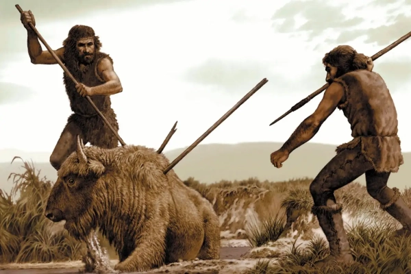 Древние охотники с копьями атакуют бизона в первобытном пейзаже.