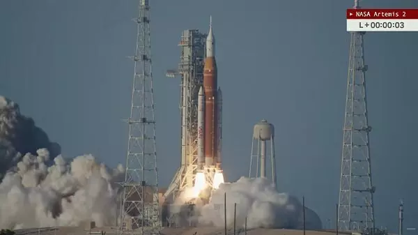 Запуск ракеты NASA Artemis 2 с космодрома, подъем с дымом.