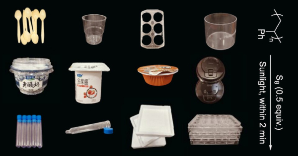 Пластиковые изделия на темном фоне: ложки, контейнеры, упаковки. Использование в фотохимии.