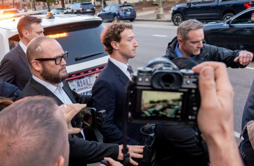 Люди снимают на камеры события на улице, автомобиль, погоня фотографов.