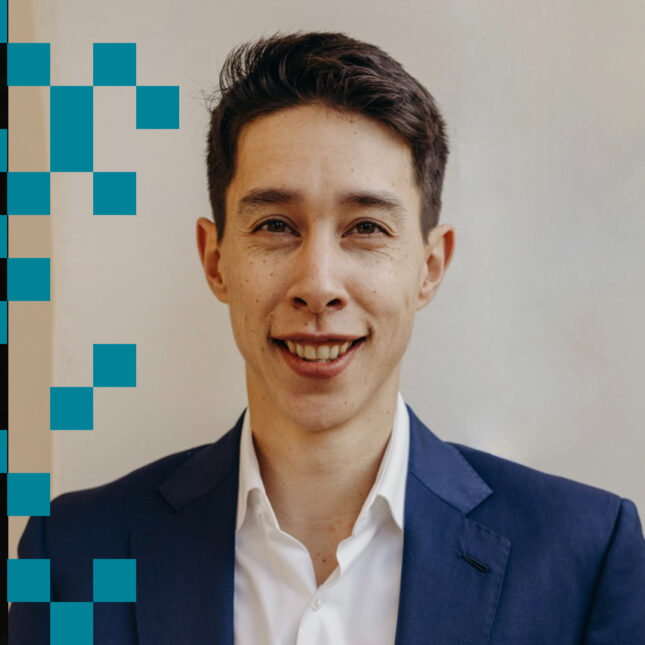 Мужчина в синем пиджаке, лицо размыто, современный стиль.